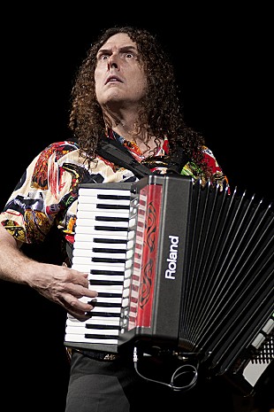 「アル・ヤンコビック、ザ・ルーツと名パロディ曲の数々を披露」