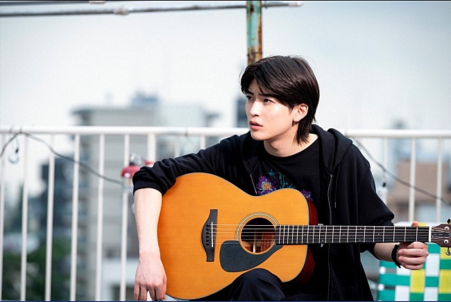 「「君の花になる」“弾”高橋文哉と“あす花”本田翼のハグシ－ンに反響　「ダッシュしてハグを求める弾がかわい過ぎた」」1枚目/1