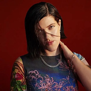 「The xxのロミー、フレッド・アゲインをフィーチャーしたニューシングル「Strong」公開」