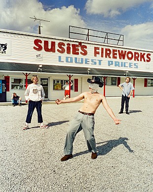 「シェイム、ニューALのオープニングを飾る「Fingers of Steel」のMV公開」