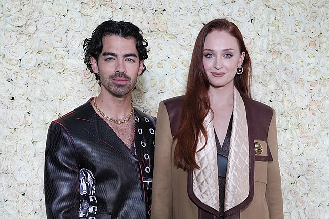 「ジョー・ジョナス、テイラー・スウィフトのツアー・チケットを入手するために“列に並ぶ”と話す」1枚目/1