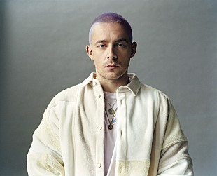 「ダーモット・ケネディ、2ndアルバム『ソンダー』全英1位獲得＆「Kiss Me」のストリングスver.公開」