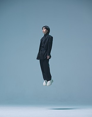 「諭吉佳作/men、新曲「CHRISTMAS AFTERNOON」MVで“透明な人”とクリスマスを一緒に過ごす」