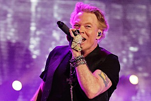 「アクセル・ローズ、マイクを客席に投げ入れることを辞めると宣言」