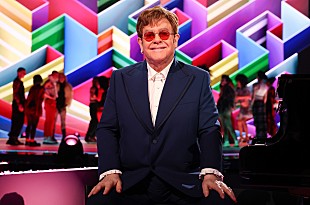 「エルトン・ジョン、英国でのファイナル公演として【グラストンベリー】のヘッドライナーに決定」