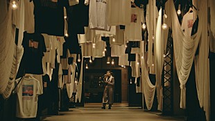 「YOASOBI、ユニクロ本部から配信した「たぶん」ライブ映像を公開」