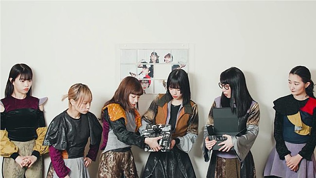 BiSH「BiSH、新SG『ZUTTO』初回生産限定盤の開封動画公開」1枚目/3