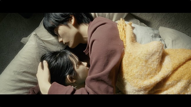 「神はサイコロを振らない×asmiのコラボ曲「朝靄に溶ける」、MVは愛を育む二人のストーリー」1枚目/9