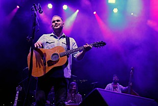 「ザック・ブライアン、最新ライブALで高額ライブ・チケット価格に対抗「俺のダチは皆チケットマスターが大嫌い」」