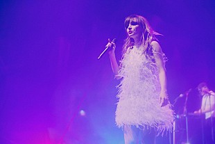 チャーチズ「＜ライブレポート＞CHVRCHES、コンセプチュアルなステージを魅せた4年ぶり待望の来日公演」