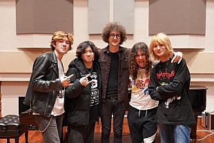 「WENDY、グラミー賞受賞のマーク・ウィットモアと組んだ新作リリース！ Z世代の象徴とも言えるロックバンドの挑戦」