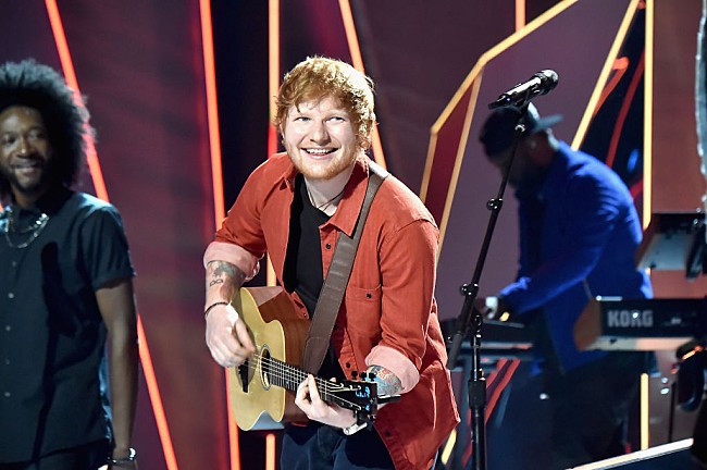 「エド・シーラン、『ホビット』シリーズのロケ地で即興の弾き語りを披露」1枚目/1