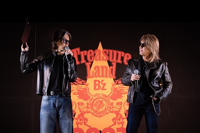 B'z「＜イベントレポート＞【B’z presents -Treasure Land 2023-】開園、本人たちの登壇でスタンディングオベーションが起こった初日」1枚目/7