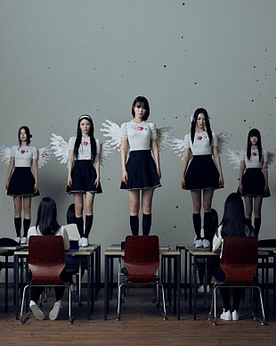 「LE SSERAFIM、1stアルバムのコンセプトフォト「BLOODY ROSE」バージョンを公開」