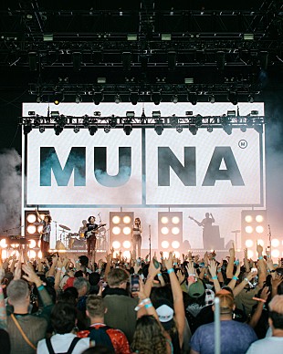 ＭＵＮＡ「＜コーチェラ2023現地レポ＞MUNA、ボーイジーニアスとの豪華コラボにファン大熱狂」