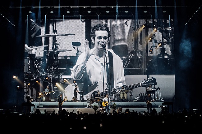 「＜ライブレポート＞The 1975、アーティスティックな演出と裏をかくプレイで既成概念を覆した来日公演初日」1枚目/6