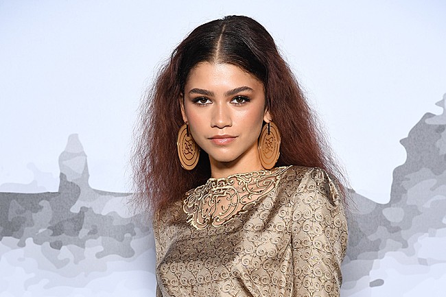 「ゼンデイヤ、恋人トム・ホランドと訪れたアッシャーのライブで熱唱」1枚目/1