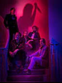 「クイーンズ・オブ・ザ・ストーン・エイジ、6年ぶりALから「Emotion Sickness」先行配信」1枚目/2