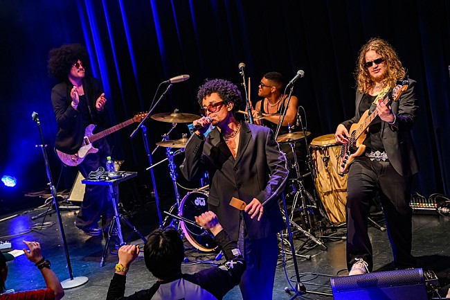 「＜ライブレポート＞レヴィン・カリ、唯一無二な極上グルーヴで魅了した初来日公演」1枚目/13