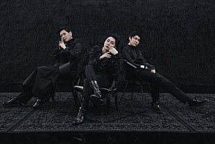 「Mrs. GREEN APPLE、7月リリース『ANTENNA』のコンセプト・フォト2種のうち黒の世界が描かれた“void”を公開」