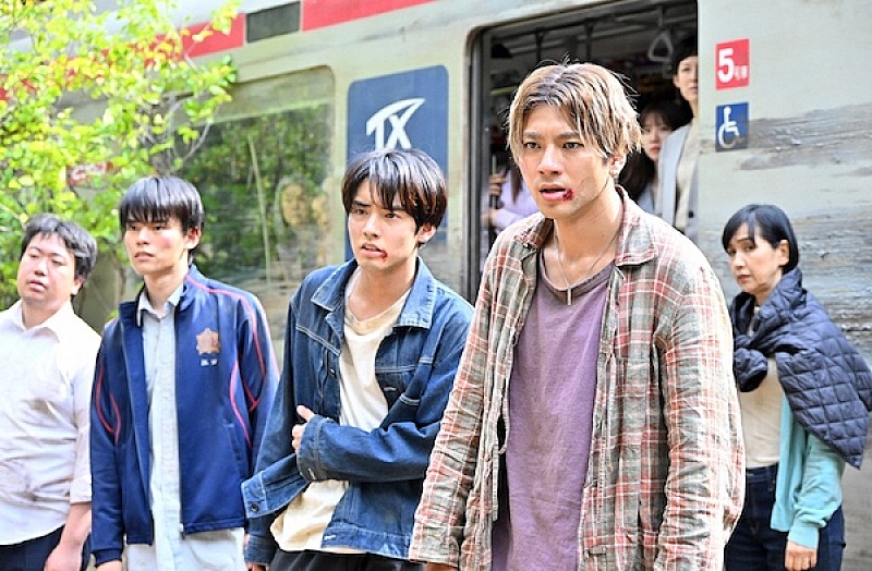 「「ペンディングトレイン」“紗枝”上白石萌歌の靴ひもを結び直す“直哉”山田裕貴に反響　「山田裕貴の不器用な好意、大好き」」1枚目/1