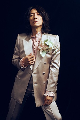 「吉井和哉、ソロデビュー20周年のベストアルバム発売＆展覧会開催が決定」