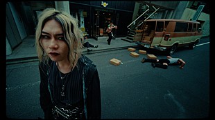 「(sic)boy、ドクターマーチンとタッグを組んだ「Falling Down」MV公開」