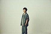 岡野昭仁「岡野昭仁、『歌を抱えて、歩いていく』プロジェクト初AL『Walkin&amp;#039; with a song』8月リリース」1枚目/2