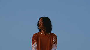 「キタニタツヤ、『呪術廻戦』「懐玉・玉折」OPテーマ「青のすみか」MV公開」