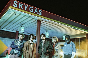 「[Alexandros]がゾンビ／WurtSがガソスタ店員に、コラボ曲MVはゾンビ映画オマージュ」