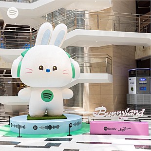 「NewJeans×Spotify、ポップアップ開催＆“bunini”大型オブジェなど「Bunnyland」キャンペーン」