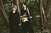 fuzzy knot「fuzzy knot、新曲タイトルは「時の旅人」＆森を放浪する“旅人”を模した新アー写が解禁」1枚目/1