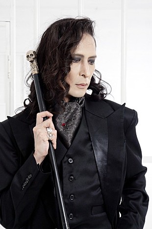 「DER ZIBETのボーカリストISSAY、不慮の事故により逝去」