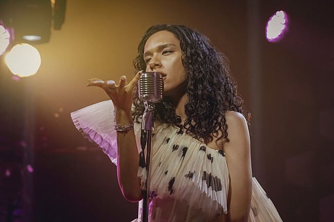 「女王蜂アヴちゃん、実写版『パリピ孔明』でドラマ初出演＆歌唱シーン公開」1枚目/3