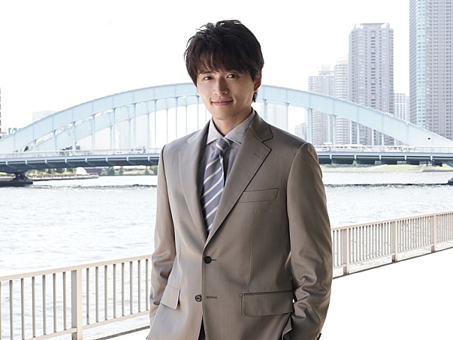 「「転職の魔王様」第８話で謎の男“天間”白洲迅の正体が明らかに　白洲、共演の成田凌と小芝風花に「日々刺激をもらっています」」1枚目/1