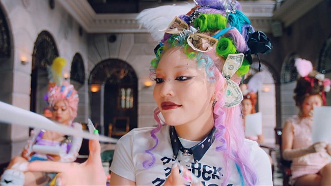 「ちゃんみな、“貴族ギャル”達が壮絶なスクールバトルを繰り広げる「B級」MVを公開」1枚目/1