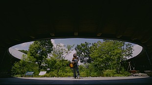 「あいみょん、植物園での「愛の花」弾き語りバージョンMV公開」