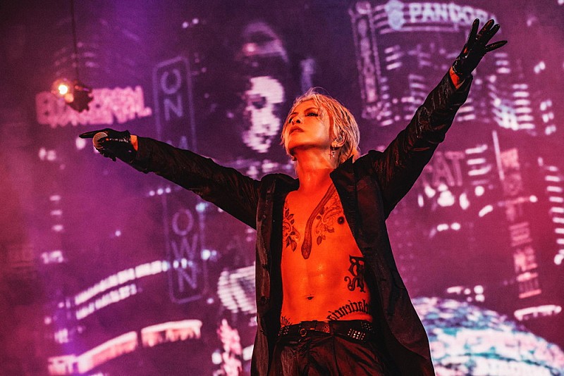 ＜ライヴレポート＞HYDE、幕張メッセのツアーファイナルで奏でた「あの時からの続き」