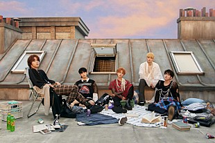 「TOMORROW X TOGETHER、ニューアルバムのコンセプトフォト「CLARITY」で“小さな魔法”を発見」