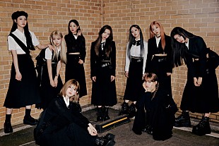 「NiziU、新アーティスト写真でブラック衣装のクールな姿に」