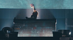 「SKY-HI、アリーナツアーより「Crown Clown」ライブ映像を公開」