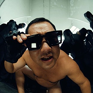 「とにかく明るい安村、MC TONY「PANTS」のMVが100万再生突破　記念に別バージョンをリリース」