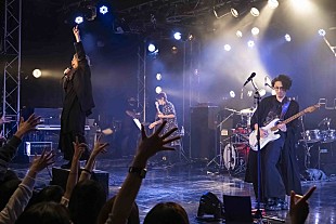 「fuzzy knot「絶対にもういっぺん会おうぜ」、【時の旅人】ツアー最終公演ライブレポート到着」