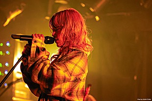 「＜ライブレポート＞ロザリーナ、真夜中の澄んだ空に浮かぶ“星”をさせた【ロザパーリーナイト vol.2】」