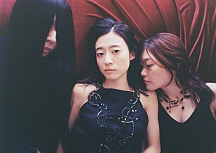 「羊文学、『12 hugs (like butterflies)』のアナログ盤が発売決定」