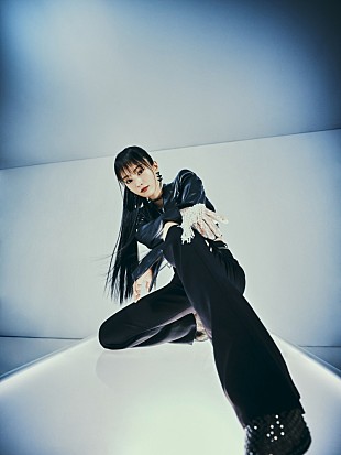 「山本彩、3か月連続配信リリースが決定＆最新アーティスト写真公開」