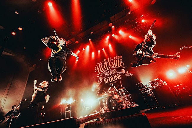 The BONEZ「＜ライブレポート＞The BONEZ×SiM、対極ながら似た者同士が激しくぶつかり合った【REDLINE TOUR 2023】」1枚目/16