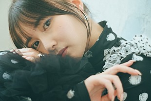 「頓知気さきな、“10代の頃から大好きな”柴田聡子が手がけた2ndシングル「どうしよっかな」配信決定」