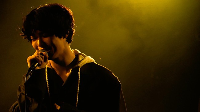 「映秀。、約2年ぶりのワンマンツアー【一寸先の貴方へ】より「黄色の信号」ライブ映像公開」1枚目/2