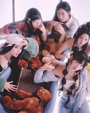 「LE SSERAFIM、楽曲「Smart」リミックス集＆英語音源のビジュアライザー公開」